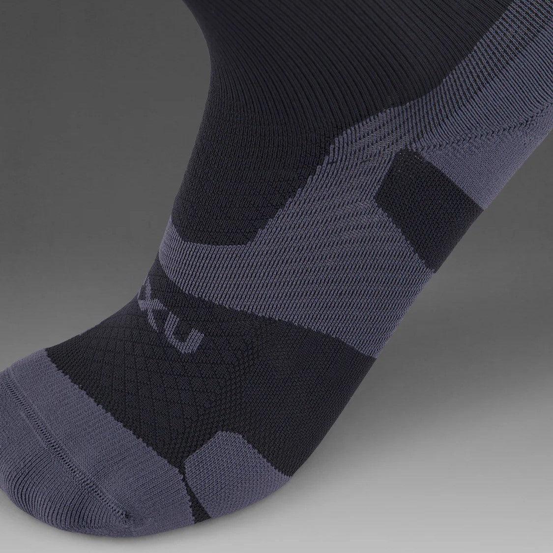 2XU Vectr Socks | Light Cushion | Crew Length | Black / Titanium