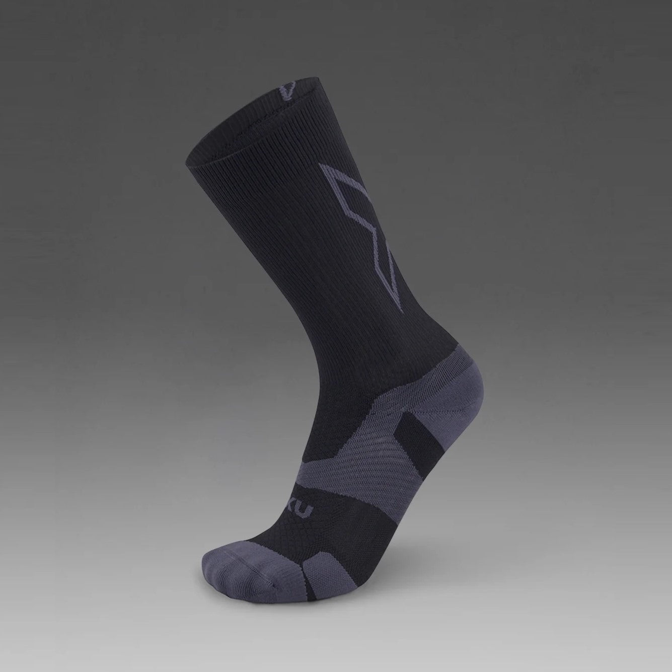 2XU Vectr Socks | Light Cushion | Crew Length | Black / Titanium