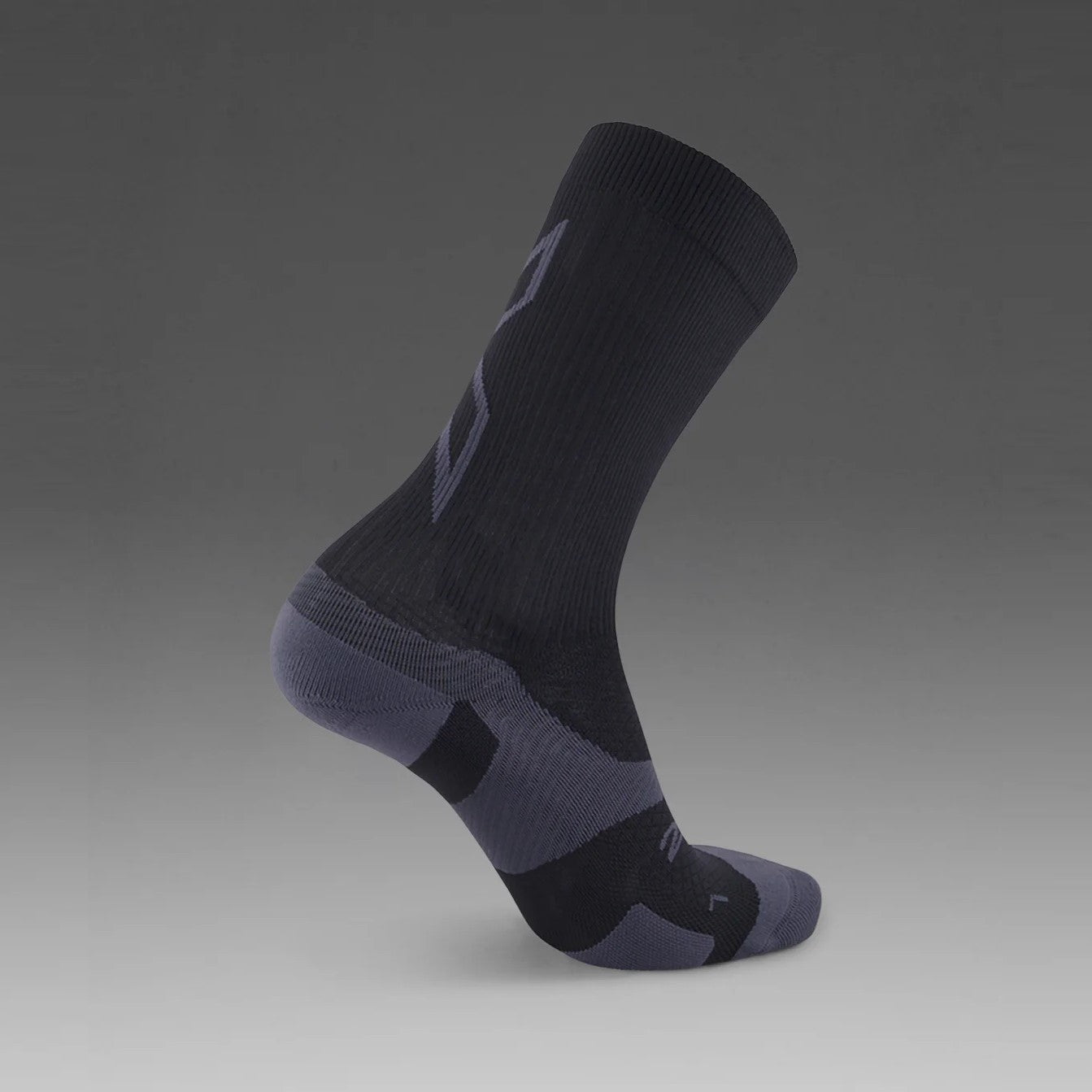 2XU Vectr Socks | Light Cushion | Crew Length | Black / Titanium