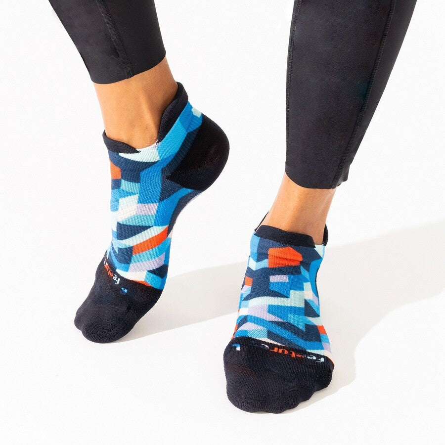 Feetures Elite | Light Cushion | No Show Tab | Geo Print Blue